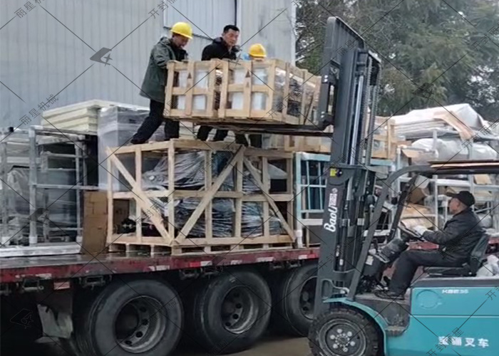 麗星發(fā)往四川的一車酸辣粉加工設備已經抵達