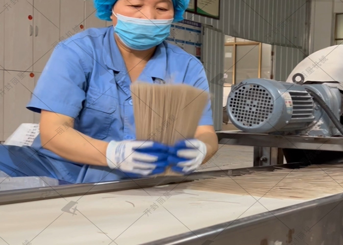 紫薯粉條和紅薯粉條有啥不一樣？辦廠選對(duì)設(shè)備是關(guān)鍵